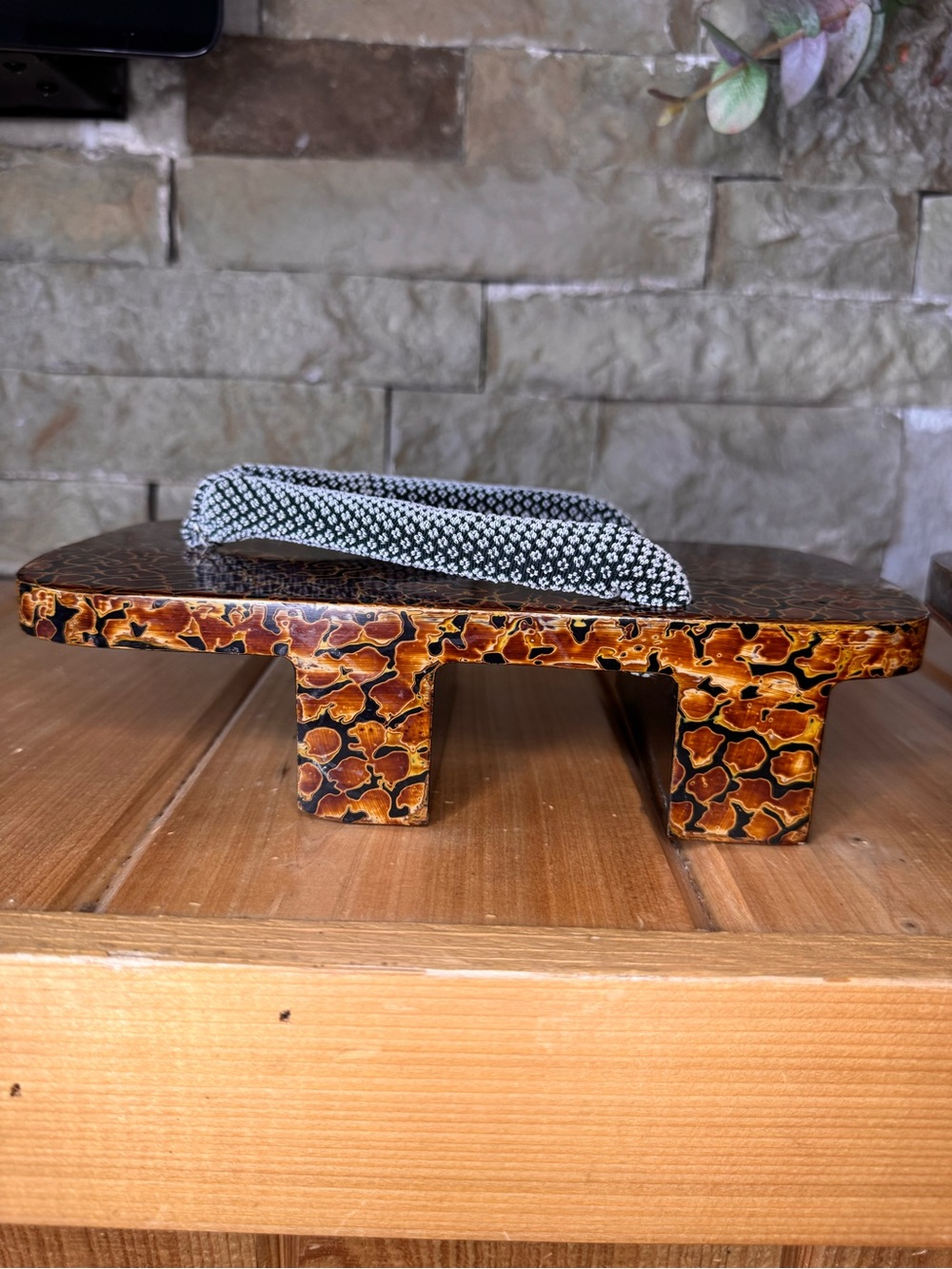 Japanese Geta Sandals with Tortoise Shell Pattern - Picture 3 of 11